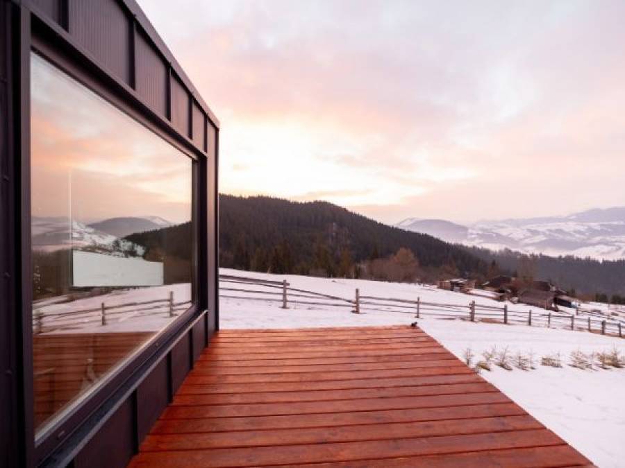 Tworzenie niezwykłych przestrzeni na balkonie za pomocą deski tarasowej
